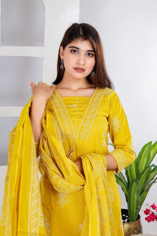 Beautiful Flower Print Beautiful Kurti Pant With Cotton Malmal Dupatta